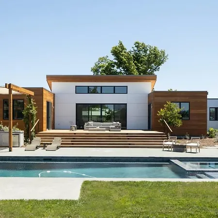 Luxury Villa Year-Round Heated Pool Hot Tub Fire Pit Lawn